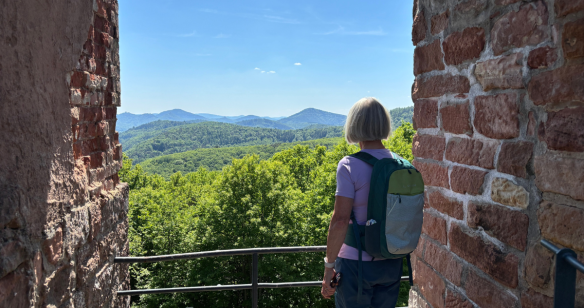 Aussicht genießen Frau betrachtet Aussicht von der Ramburg