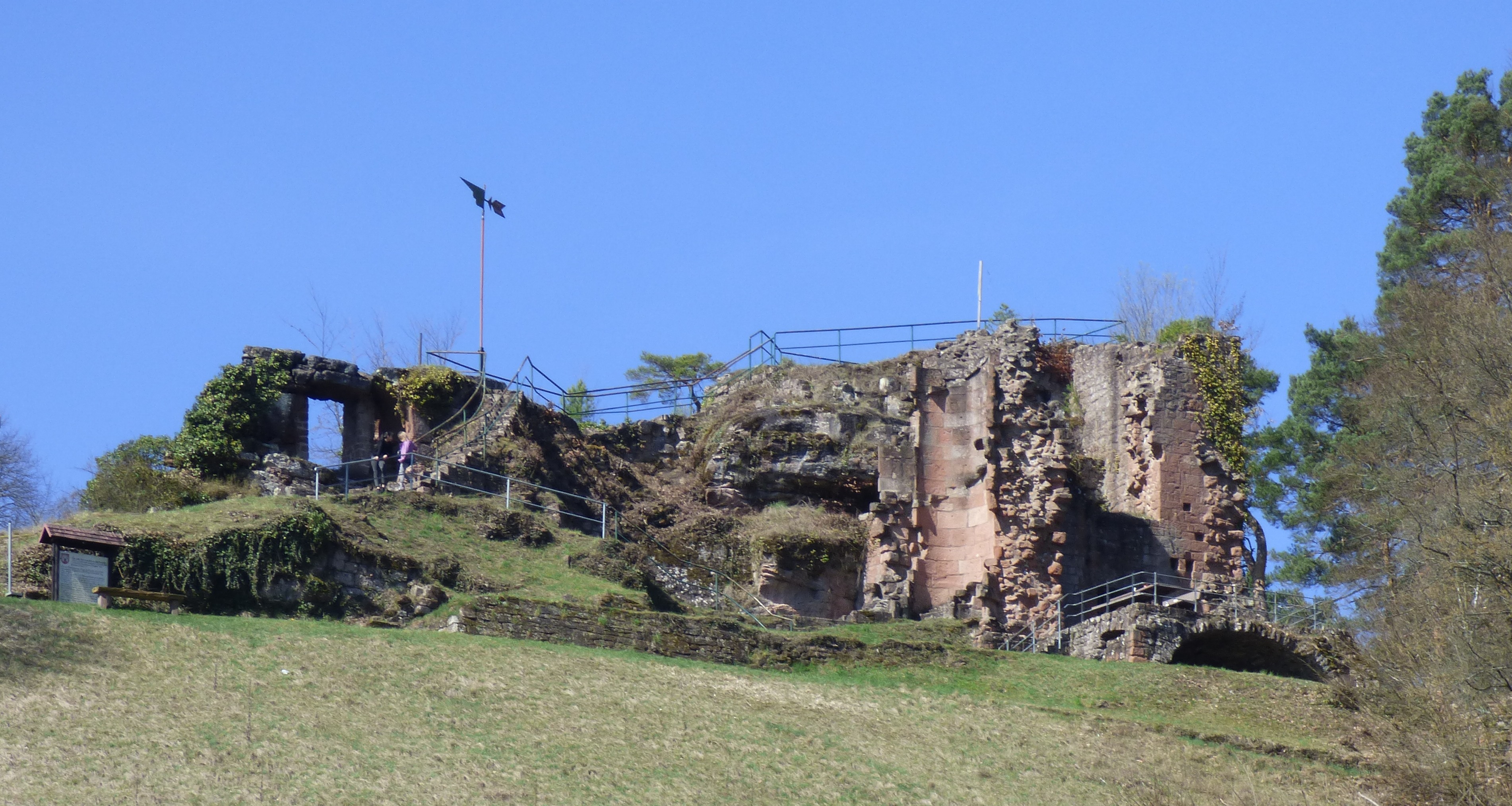 Blick auf Burgruine in Neidenfels