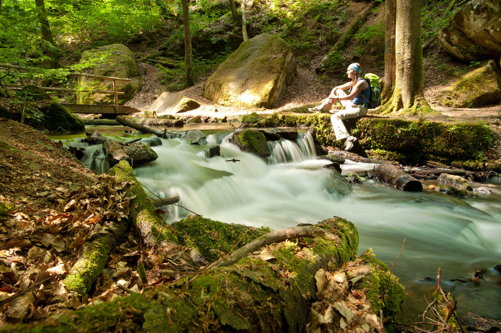 Wanderin entspannt an einem See im Wald