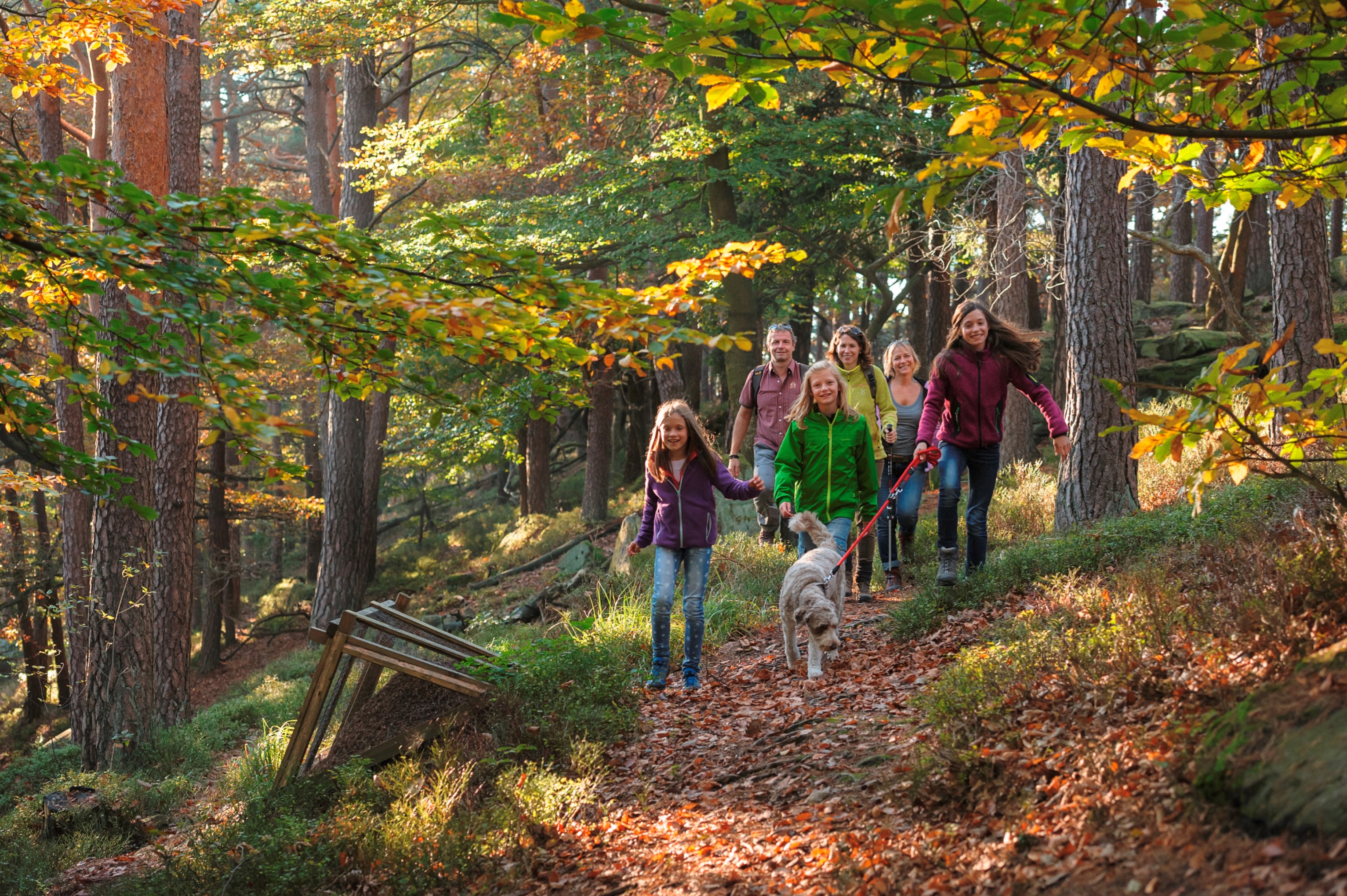 Familie auf dem Rundweg zum Hambacher Schloss