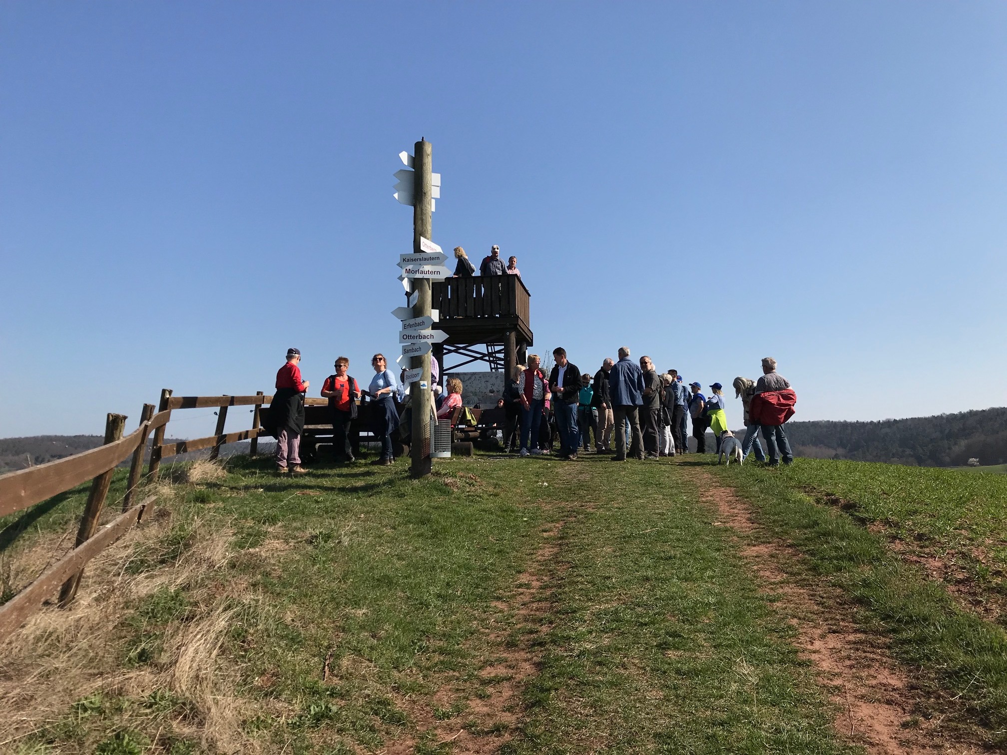 Wanderer genießen die herrliche Aussicht bei der Himmelstour