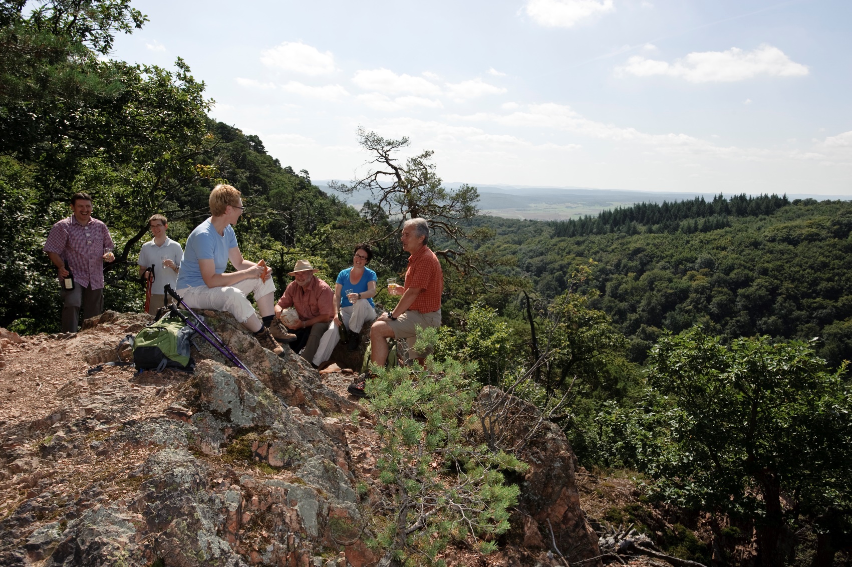 Wanderer sitzen auf Felsen und genießen die Aussicht