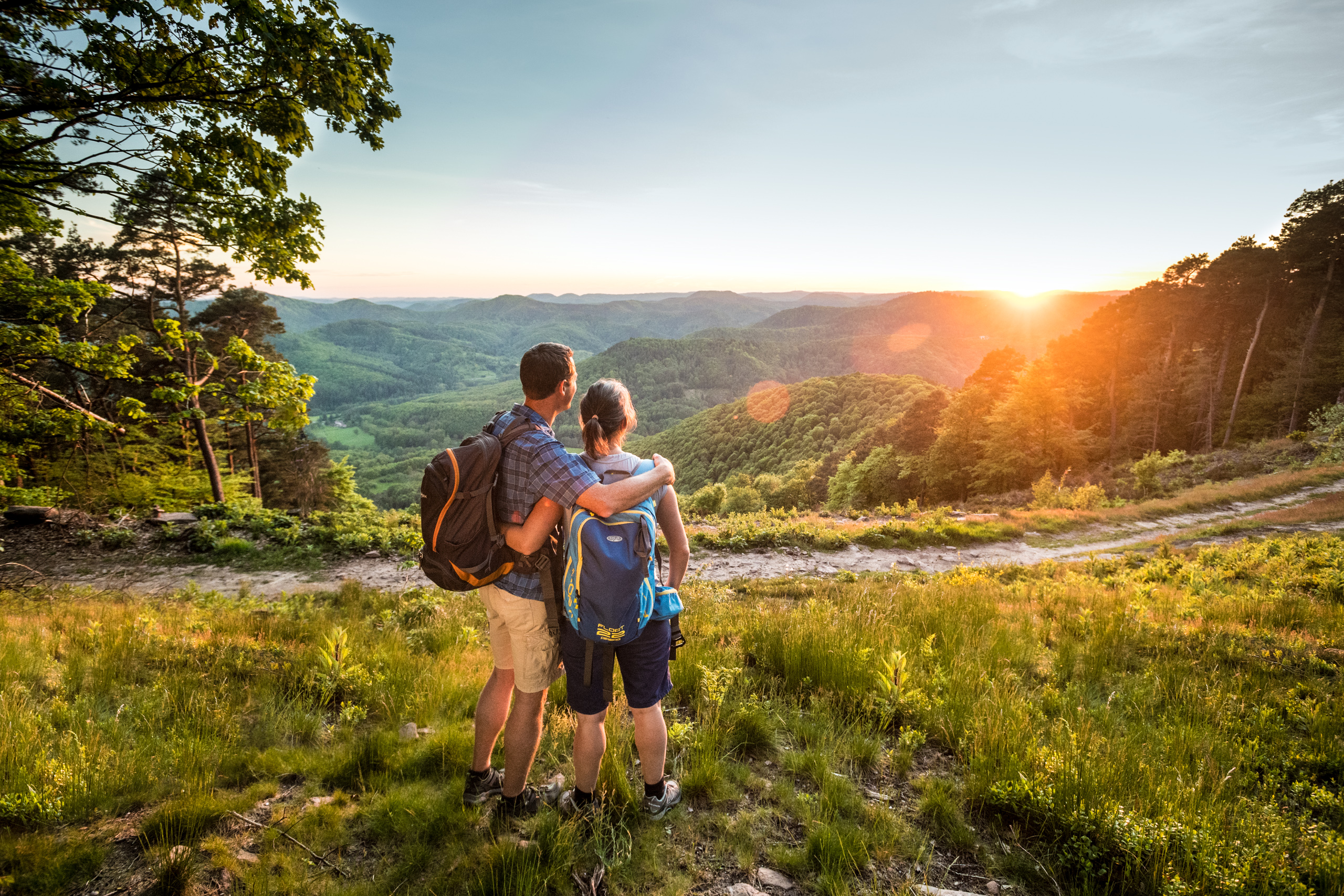 Wanderer genießen die herrliche Aussicht auf der Pfälzer Hüttentour