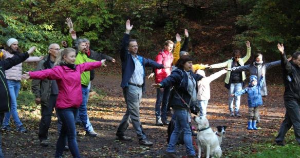 Gesundheitswandern, Wandergruppe führt Übungen aus