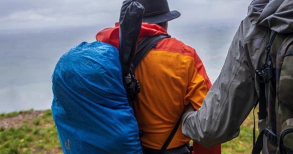 Blindenführer hilft einem Blinden bei der Wanderung